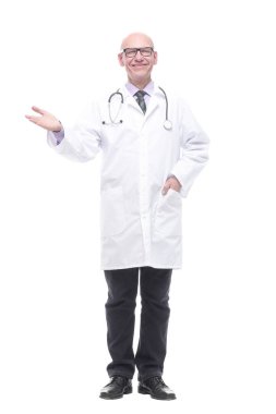 Steteskoplu kıdemli doktor. bir beyaz üzerinde izole