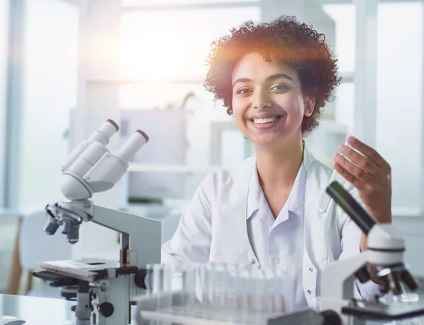 Femme scientifique travaillant dans le laboratoire — Photo