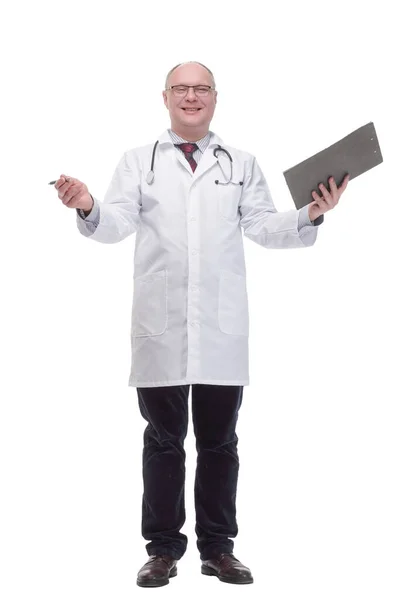 白い背景で隔離されたクリップボードを持つ有資格の成熟した医師. — ストック写真