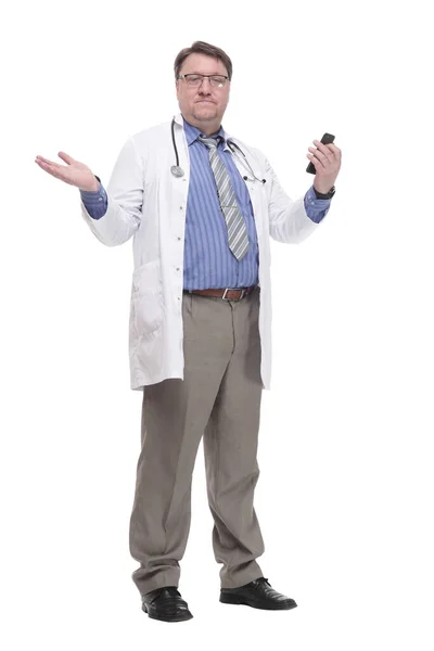 In full growth. qualified doctor with a smartphone. — 图库照片