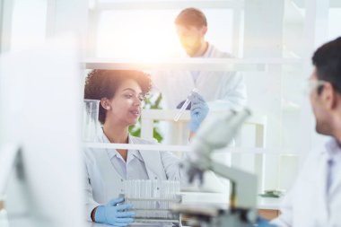 Tıbbi Araştırma Ekibi Üretim Deneysel Uyuşturucu üzerinde çalışıyor.