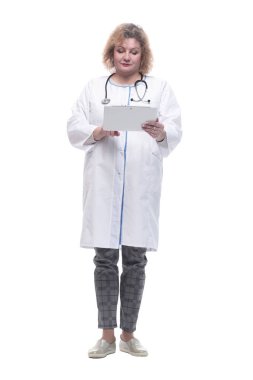 Tam boy. dijital tabletli yaşlı kadın doktor.