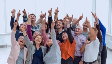 Bir grup yaşlı insan ulaşmak için ellerini kaldırdı.
