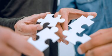 Kapat. Bulmacanın parçaları gençlerin elinde.