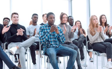 Genç bir kadın bir iş seminerinde soru soruyor..