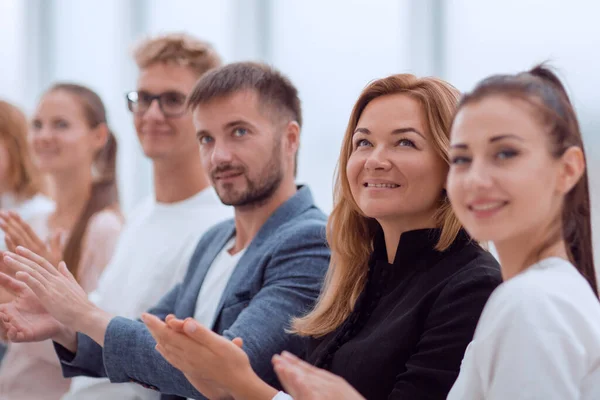 Nahaufnahme. Eine Gruppe unterschiedlicher junger Menschen applaudiert lizenzfreie Stockbilder