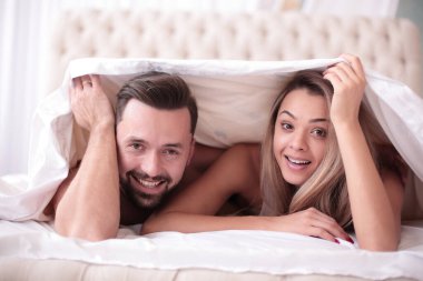 Battaniyenin altında yatan sevimli çift