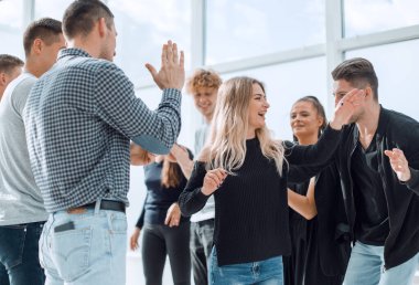 Mutlu çalışanlar birbirlerine beşlik çakıyor.