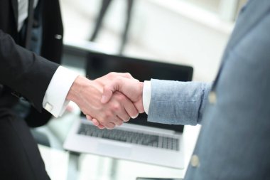 Kapat. Ofisin arka planında iş tokalaşması.