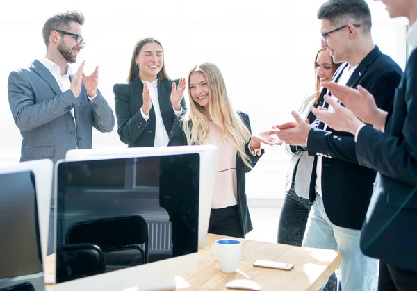 Gerente de proyecto y el grupo de trabajo aplauden estar de pie en la oficina . —  Fotos de Stock