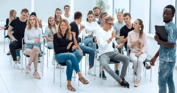 Groupe d'affaires rencontre le conférencier avec applaudissements. — Photo