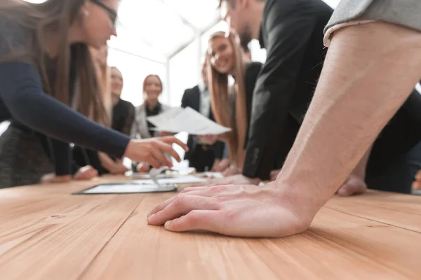 De près. Équipe d'affaires discutant des documents commerciaux Image En Vente