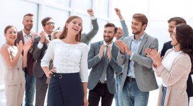 Genç meslektaşlarını tebrik eden yaratıcı iş ekibi.