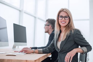 Kapat. Bilgisayar odasında çalışan genç bir kadın..