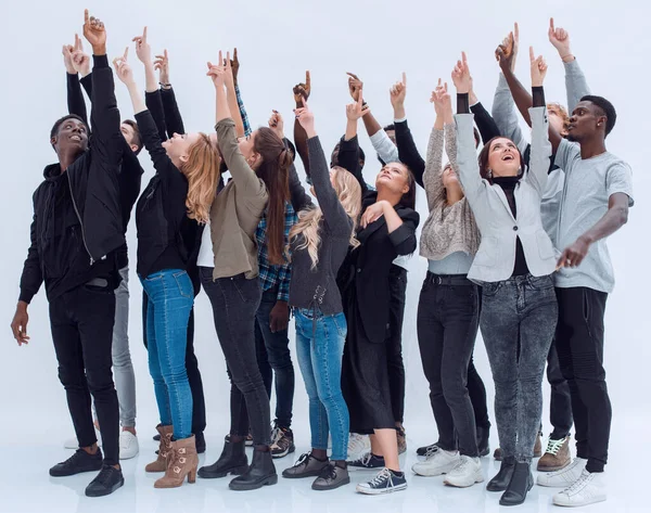 Przypadkowa grupa podekscytowanych przyjaciół z ramionami w górze na białym — Zdjęcie stockowe