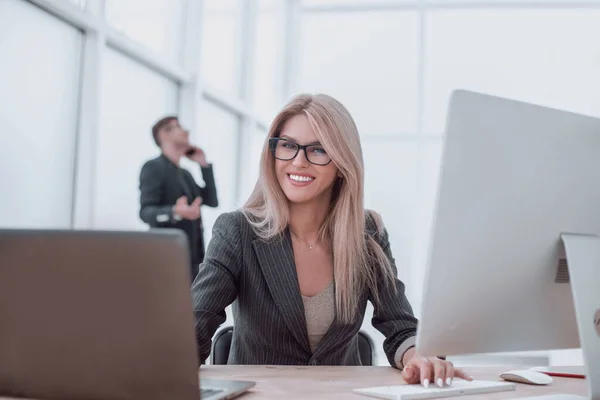 Smiling businesswoman working in a modern office — Stock Photo, Image