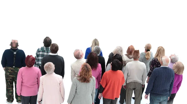 흰색 화면에 나오는 광고를 읽고 있는 다양 한 노인들의 그룹 — 스톡 사진