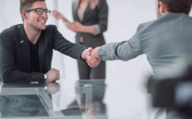 Kapat. İş adamı iş ortağıyla tokalaşıyor..