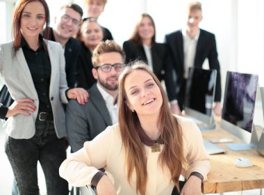 işyerindeki çeşitli ofis çalışanları.