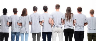 Dikiz aynası. Amaçlı bir grup genç ileriye bakıyor..