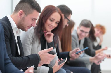 İnternet haberlerini tartışan bir grup genç çalışan