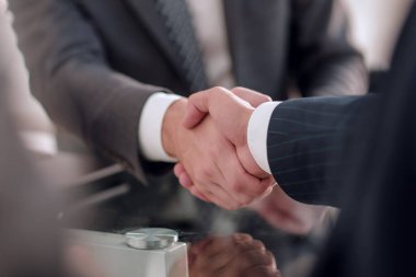 İş ortaklarının güvenilir tokalaşması