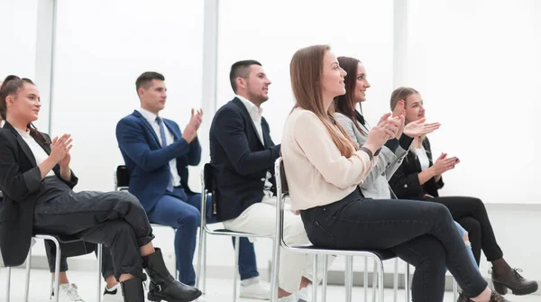 Giovani imprenditori che applaudono durante un seminario aziendale. Foto Stock Royalty Free