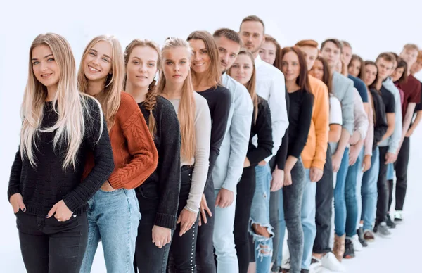 Grupp av olika ungdomar står i kö. — Stockfoto