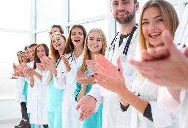 Üst Manzara. Bir grup gülümseyen doktor seni işaret ediyor..