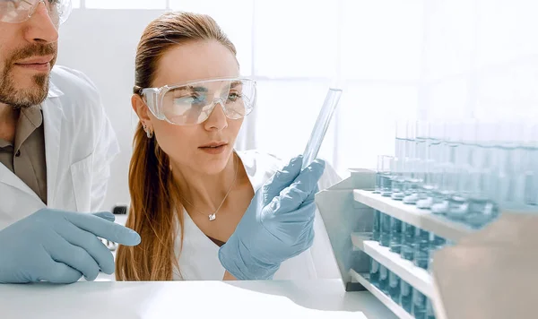 Två forskare genomföra Laboratoriestudier. — Stockfoto