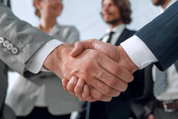 Välkommen och handslag affärsmän — Stockfoto