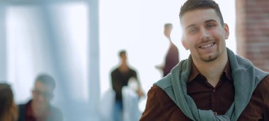 office arka plan üzerinde yaratıcı iş adamı