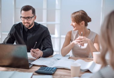 yakın kapatın. Masa'da oturan iş arkadaşları.