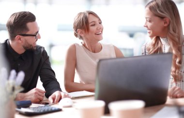 Kapatın. Başarılı iş ekibi yeni fikirleri tartışıyor.