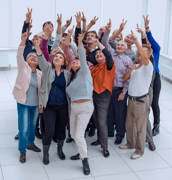 Un grupo de personas mayores levantó las manos tratando de alcanzar — Foto de Stock