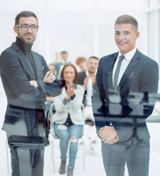 Affärskollegor stående i konferensrummet — Stockfoto