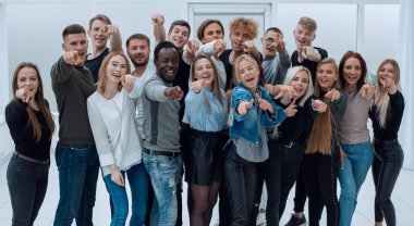 Seçimlerini yapan mutlu gençler.