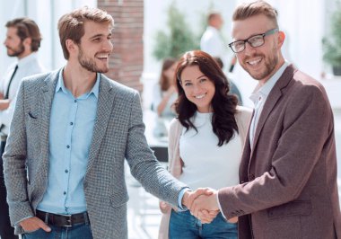 İş ortakları el sıkışıyor, birbirlerini selamlıyorlar..