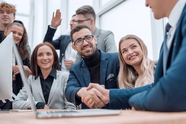 Animando al equipo empresarial aplaudiendo a los nuevos socios comerciales — Foto de Stock