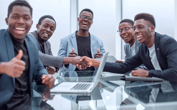 Collègues d'affaires se saluant avec une poignée de main. — Photo