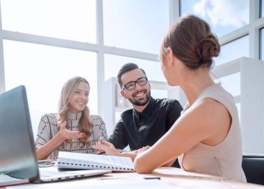 Genç iş kadını bir iş toplantısında fikirlerini açıklıyor..