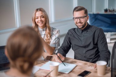 İş adamı iş adamlarıyla yeni stratejiyi tartışıyor
