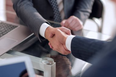 İş ortaklarının güvenilir tokalaşması