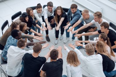 Takım kurma sınıfındaki çeşitli gençlerden oluşan bir grup..