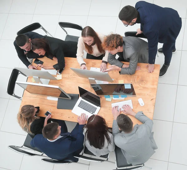 Vista superior. equipo de negocios discutiendo en una reunión de trabajo — Foto de Stock