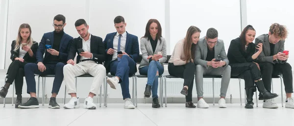 Grupo de jovens empresários esperando na fila. — Fotografia de Stock