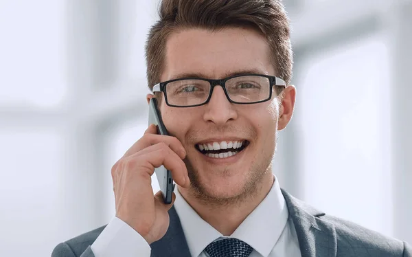 Usměvavý mladý podnikatel mluví na smartphone — Stock fotografie