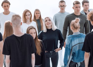 Bir grup farklı genç insan. beyaz üzerine izole