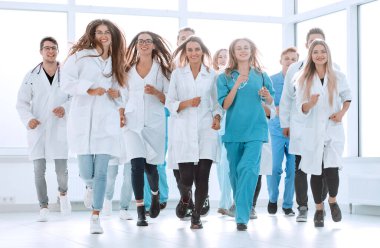 Dikiz aynası. Hastane koridorunda bir grup doktor var.