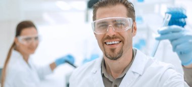 başarılı bilim adamı muayene sonuçlarını denetleme.